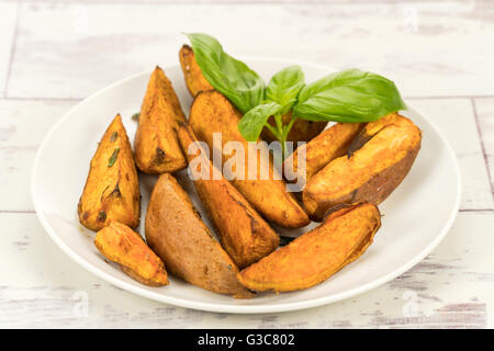 Pane appena sfornato dolci Spicchi di patate - studio shot Foto Stock