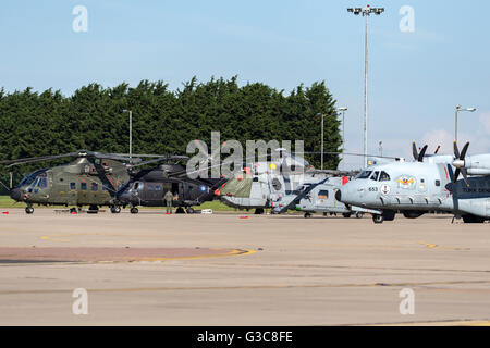 Elicotteri militari schierate a RAF Waddington compresi RAF Merlin e Puma unite da un Royal Navy Sea King e Lynx Foto Stock