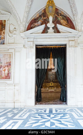 Napoli, Italia - 4 Agosto 2015: Certosa di San Martino, la chiesa ingresso dal chiostro Foto Stock