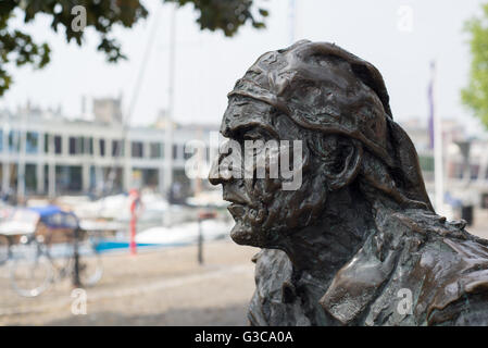 Statua di master mariner John Cabot, che ha navigato da Bristol a Terranova in 1497, sulle strette Quay, Bristol, Regno Unito. Foto Stock