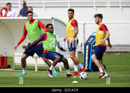 Inghilterra (L-R) Chris Smalling, Danny Rose, Kyle Walker e Adam Lallana durante una sessione di formazione a Stade du Bourgognes, Chantilly. Foto Stock