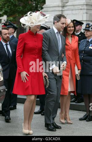 La signora Gabriella Windsor, signore Federico Windsor e moglie Sophie Winkleman (destra) arrivano presso la Cattedrale di San Paolo a Londra per un servizio nazionale di ringraziamento per celebrare il novantesimo compleanno della Regina Elisabetta II. Foto Stock