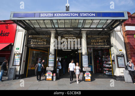 La stazione della metropolitana di South Kensington, Pelham Street, Royal Borough di Kensington e Chelsea, London, England, Regno Unito Foto Stock