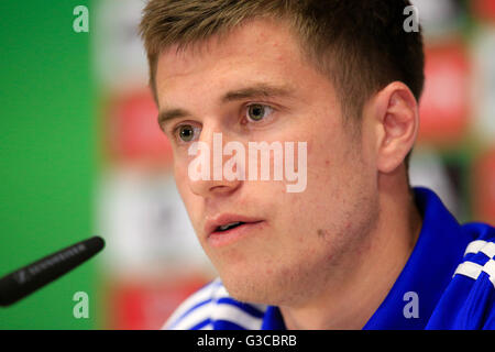In Irlanda del Nord la Paddy McNair durante una conferenza stampa presso il Parc de Montchervet, Saint-Georges-de-Reneins. Foto Stock
