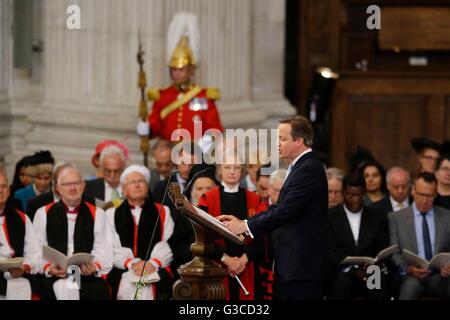 Il Primo Ministro David Cameron dà una lettura durante un servizio nazionale di ringraziamento per celebrare il novantesimo compleanno della Regina Elisabetta II presso la Cattedrale di San Paolo a Londra. Foto Stock