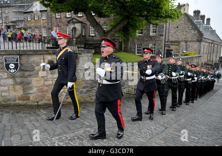 Allievi Ufficiali dalla città di Edimburgo Università degli ufficiali di formazione Corps fire un 21-gun royal saluto a mark 95th compleanno del Duca di Edimburgo dai bastioni del Castello di Edimburgo in Scozia. Foto Stock