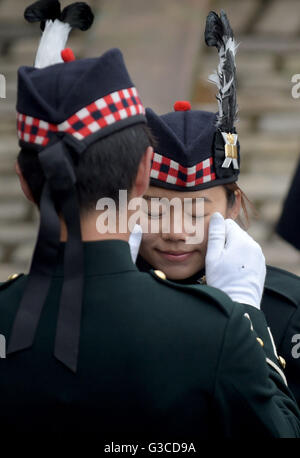 Allievi Ufficiali dalla città di Edimburgo Università degli ufficiali di formazione Corps asciugare fuliggine dopo la cottura di un 21-gun royal saluto a mark 95th compleanno del Duca di Edimburgo dai bastioni del Castello di Edimburgo in Scozia. Foto Stock