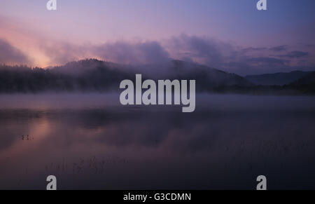 Nebbia all'alba sopra il lago di Solina nei monti Bieszczady Foto Stock