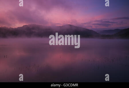 Nebbia all'alba sopra il lago di Solina nei monti Bieszczady Foto Stock