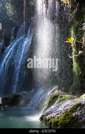 La cascata nella luce della sera nel parco Kursunlu (Antalya, Turchia). Foto Stock