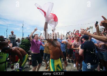 Street buskers intrattenere tifosi inglesi a Marsiglia in Città Vecchia, precedendo il loro team è stata la prima partita dell'Euro 2016 torneo di calcio contro la Russia Sabato. Foto Stock