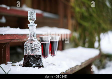 Decanter e wineglasses di vino rosso all'aperto Foto Stock