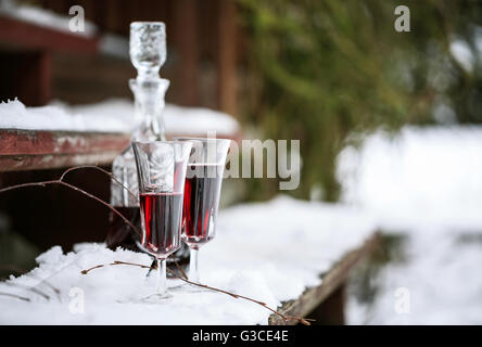 Decanter e wineglasses di vino rosso all'aperto Foto Stock