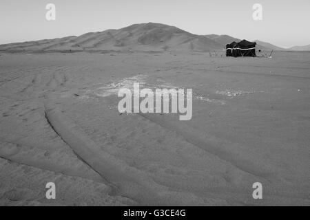 Empty Quarter e tenda nomade del popolo berbero in oman il vecchio deserto Foto Stock