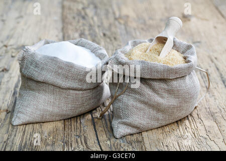 I vari tipi di zucchero, zucchero di canna e bianco Foto Stock