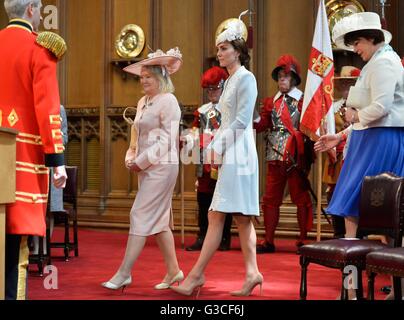 Signora Sindaco Mountevans Juliet (sinistra) e la Duchessa di Cambridge immettere la Guildhall, Londra, per un ricevimento a seguito del servizio nazionale di ringraziamento nella Cattedrale di St Paul come parte della regina Elisabetta II è il novantesimo compleanno di eventi. Foto Stock