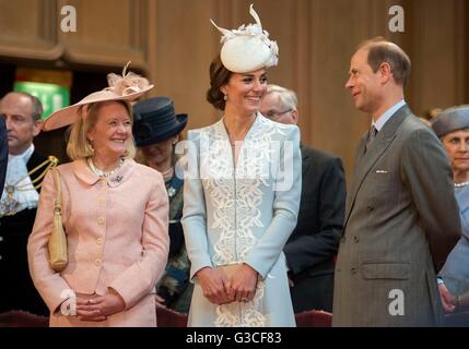 Signora Sindaco Mountevans Juliet (sinistra), la Duchessa di Cambridge e il Conte di Wessex durante un ricevimento presso la Guildhall, Londra, a seguito del servizio nazionale di ringraziamento nella Cattedrale di St Paul come parte della regina Elisabetta II è il novantesimo compleanno di eventi. Foto Stock