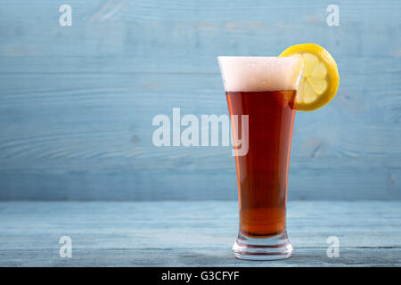 Bicchiere di birra con il limone Foto Stock