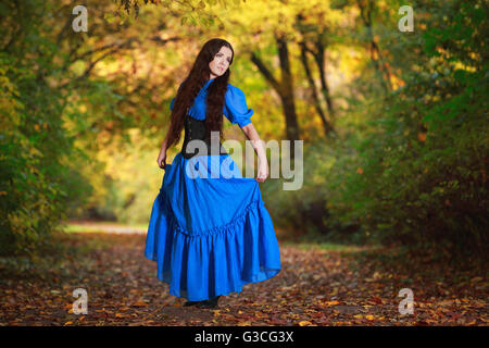 Bella donna in autunno park Foto Stock