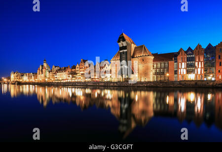 Città vecchia sulla Motlawa in Gdansk di notte Foto Stock