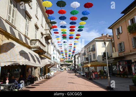 Chiasso, Svizzera - 5 Giugno 2016: molti ombrelloni colorati appesi sulla strada pedonale di Chiasso in Svizzera Foto Stock