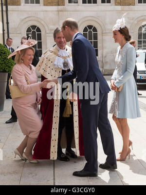 Il Duca e la Duchessa di Cambridge è accolto dal Sindaco di Londra Jeffrey Mountevans e Signora Sindaco Mountevans Giulietta come essi arrivano alla Guildhall di Londra per un ricevimento a seguito del servizio nazionale di ringraziamento nella Cattedrale di St Paul come parte della regina Elisabetta II è il novantesimo compleanno di eventi. Foto Stock