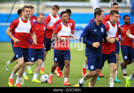 Inglese Raheem Sterling (centro) durante una sessione di formazione allo Stade du Bourgognes, Chantilly. PREMERE ASSOCIAZIONE foto. Data immagine: Venerdì 10 giugno 2016. Vedi PA storia CALCIO Inghilterra. Il credito fotografico dovrebbe essere: Mike Egerton/PA Wire. Foto Stock