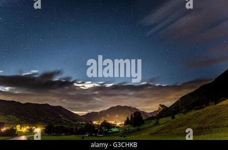 Lunga esposizione fotografia cielo stellato di notte con le montagne Foto Stock