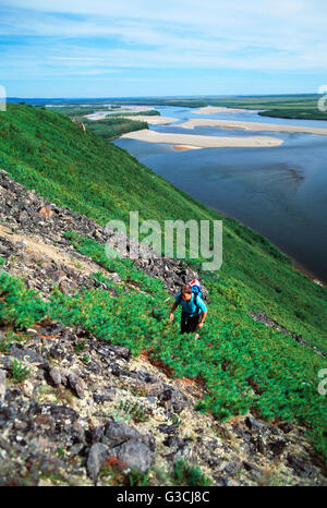 Turista americano escursionismo sopra il fiume Belaya, Chukchi Peninsula, Regione Magadon, Siberia, ex Unione Sovietica Foto Stock