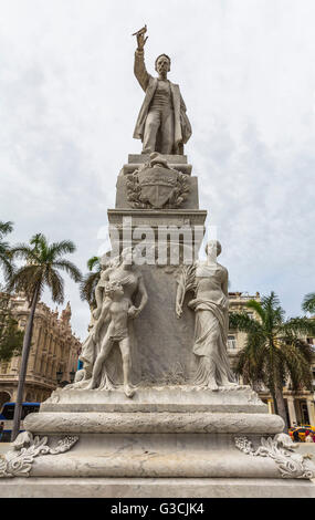 Statua di José Marti, poeta cubano e l'autore, il Parque Central, l'Avana, La Habana, Cuba, la Repubblica di Cuba, Antille Maggiori dei Caraibi Foto Stock