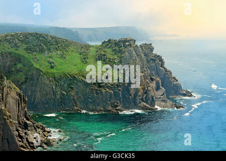 Cornovaglia, Inghilterra meridionale, Gran Bretagna, la nebbia e il paesaggio costiero sul sud-ovest-percorso tra Porthcurno e Land's End, Foto Stock