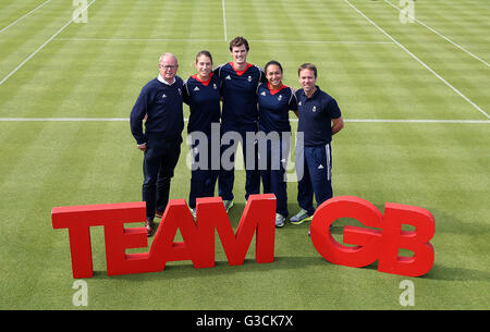 (Da sinistra a destra) Mark Inghilterra, Chef de Mission del Team GB, Jamie Murray del Regno Unito, Johanna Konta, Heather Watson e Iain Bates, leader del tennis del Team GB posa durante l'annuncio della squadra al Queen's Club di Londra. Foto Stock