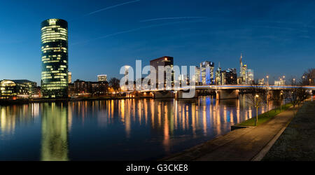 Germania, Assia, di Francoforte sul Meno, Westhafen con il Westhafen Tower e lo skyline Foto Stock