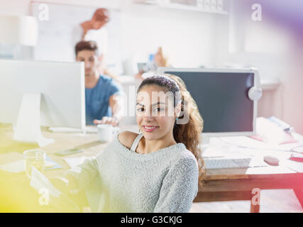 Ritratto fiducioso creative giovane imprenditrice lavoro in ufficio Foto Stock