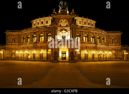 Illuminata Semperoper di Dresda in serata Foto Stock
