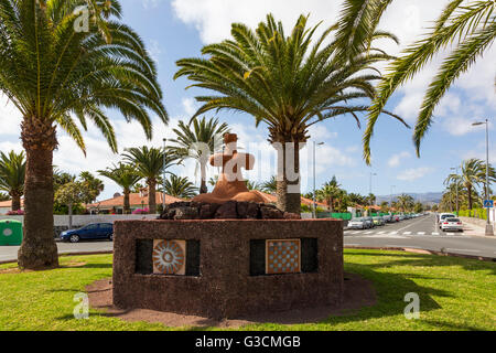 Piazza La Gomera, con la statua dell'idolo di Tara, simbolo di fertilità, Playa del Inglés, Gran Canaria, Spagna, Europa Foto Stock