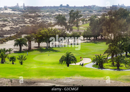 Campo da golf Campo Internacional, sullo sfondo le dune di Maspalomas, Gran Canaria, Spagna, Europa Foto Stock