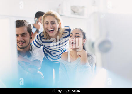 Attività creativa la gente rideva di computer in ufficio Foto Stock