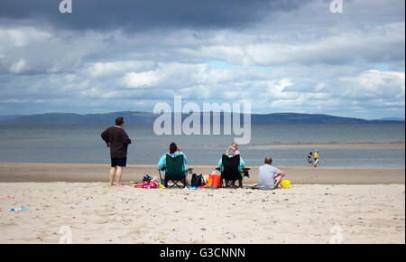 Scozia, Highlands, Nairn, stampe nel sabbia, Scottish Scottish Scotland, Nairn Beach, Blue Skies, Family sitting on the Beach, Beach outing, Cloudy Foto Stock