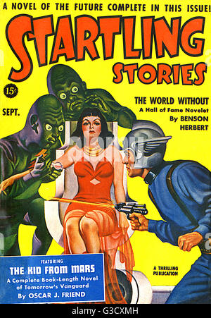 Coperchio del sorprendente storie, settembre 1940. Una donna che colpisce dal futuro in un abito rosso è minacciato con alien iniezione, mentre un uomo con una pistola a raggi e elegante elmo alato tenta di spaventare gli alieni di distanza. Data: 1940 Foto Stock
