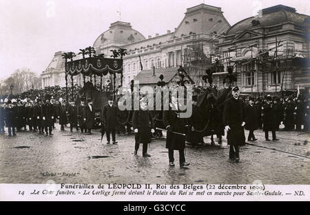 Corteo Funebre di Leopoldo II Re del Belgio elabora lentamente attraverso la strada di Bruxelles il 22 dicembre 1919 - qui si tratta di passare il Palazzo Reale. Data: 1909 Foto Stock