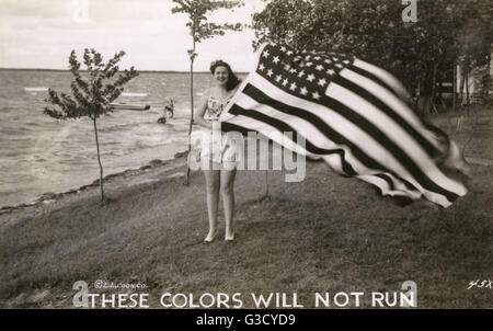 WW2 - American Patriotic Postcard - Donna con bandiera Foto Stock