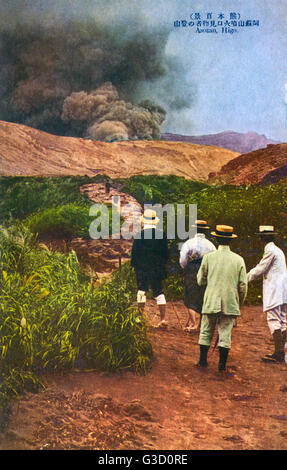 Giappone - guardando i disordini vulcanici, Monte Aso Foto Stock