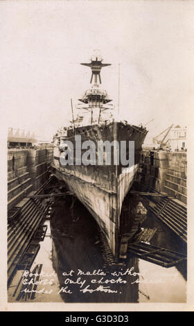 HMS Marlborough nel bacino di carenaggio a Malta Foto Stock