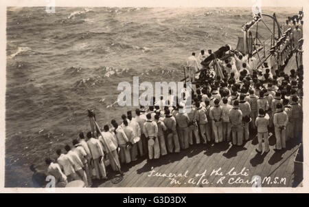 HMS Marlborough - funerale in mare di Robert e Clark M.S.M. Foto Stock