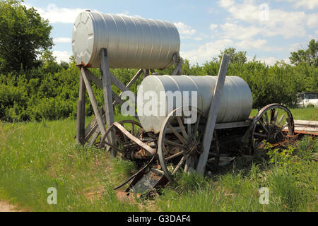 Elevata in metallo serbatoio del carburante su una fattoria in Alberta, Canada. Foto Stock