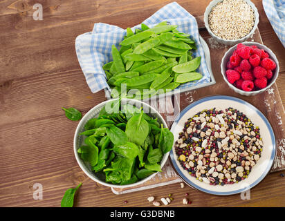 Ad alto contenuto di fibre alimenti su un rustico sfondo di legno. Vista superiore Foto Stock