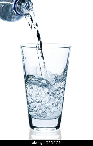 Versando acqua dalla bottiglia in vetro isolato su sfondo bianco Foto Stock