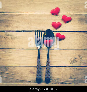 Il giorno di San Valentino la cena con messa in tavola in legno rustico Foto Stock