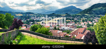 Panorama del Pays Basque a Saint Jean Pied de Port, Francia Foto Stock